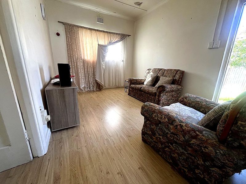Two Bedroom Freestanding House - Photo 2