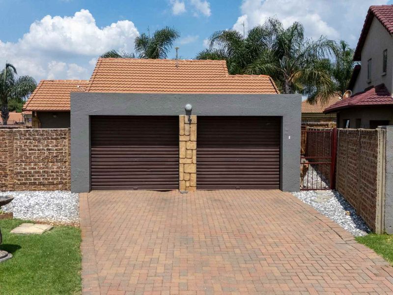 Neat house in a great area available for a steal ! - Photo 9