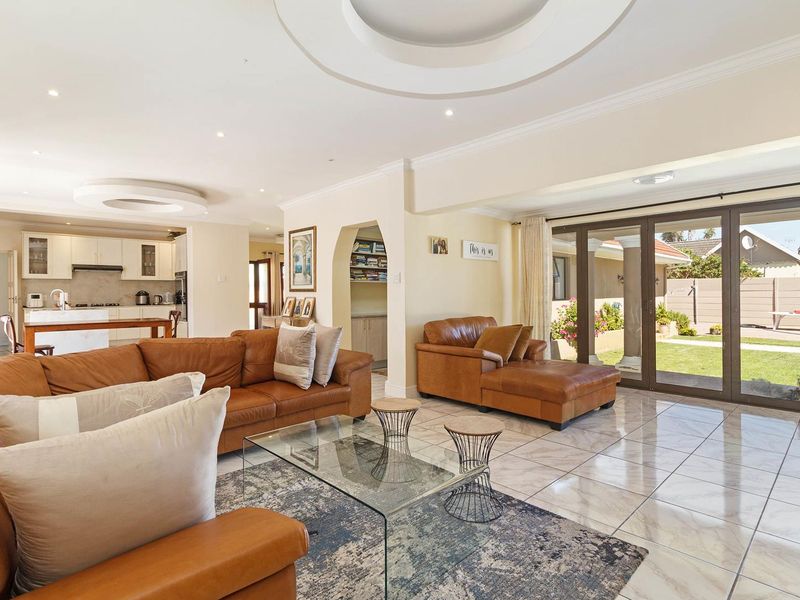 SPACIOUS, PRIVATE, CENTRAL - Photo 9