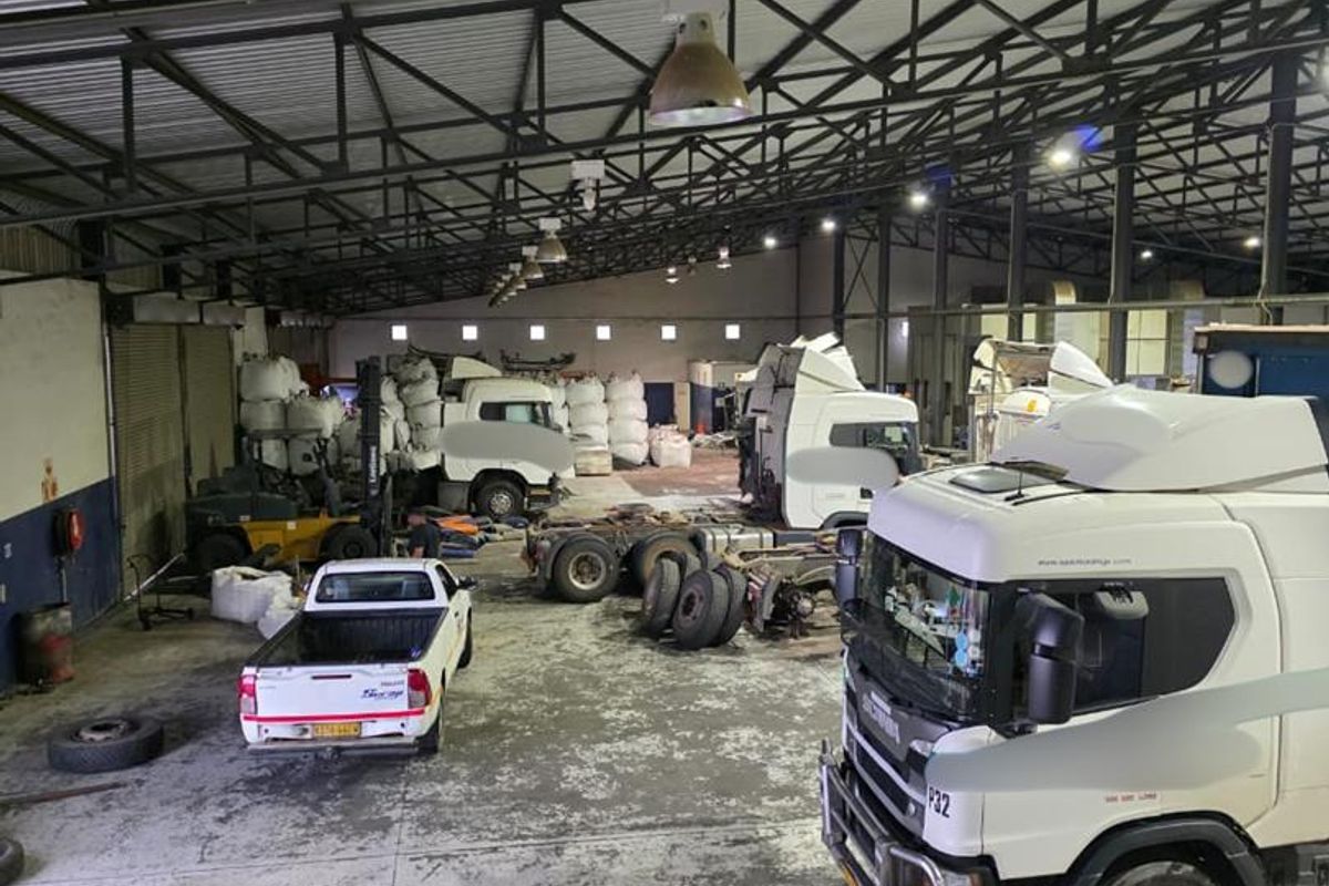 Industrial warehouse with huge yard space for sale in Brakwater - Photo 4