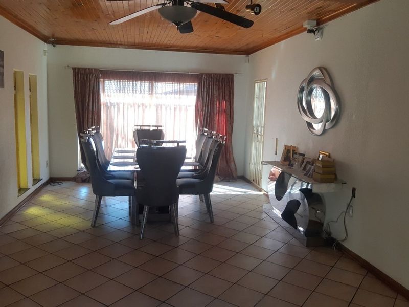 FNB Quicksell - Spacious Family Home with Flatlet, Lapa and Pool in Old Aerorand. - Photo 10