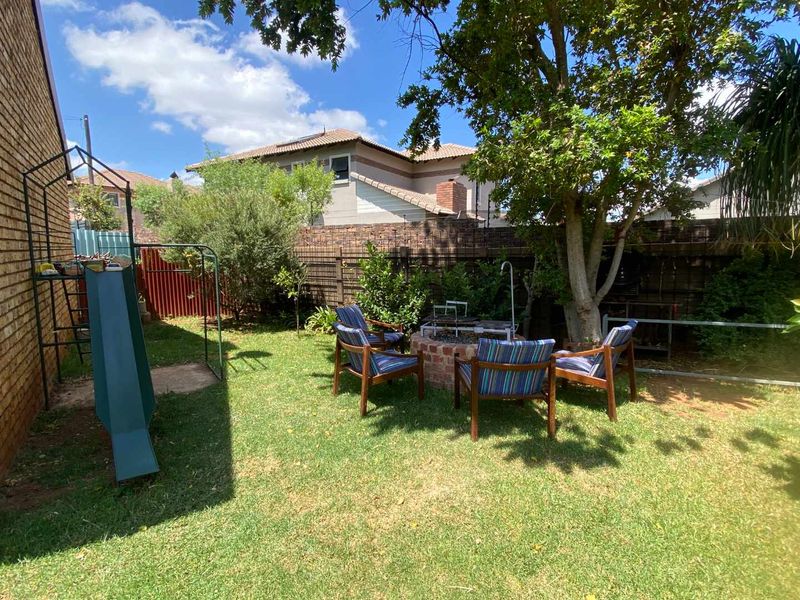 2 Bedroom Townhouse for Sale in Pierre Van Ryneveld. - Photo 8