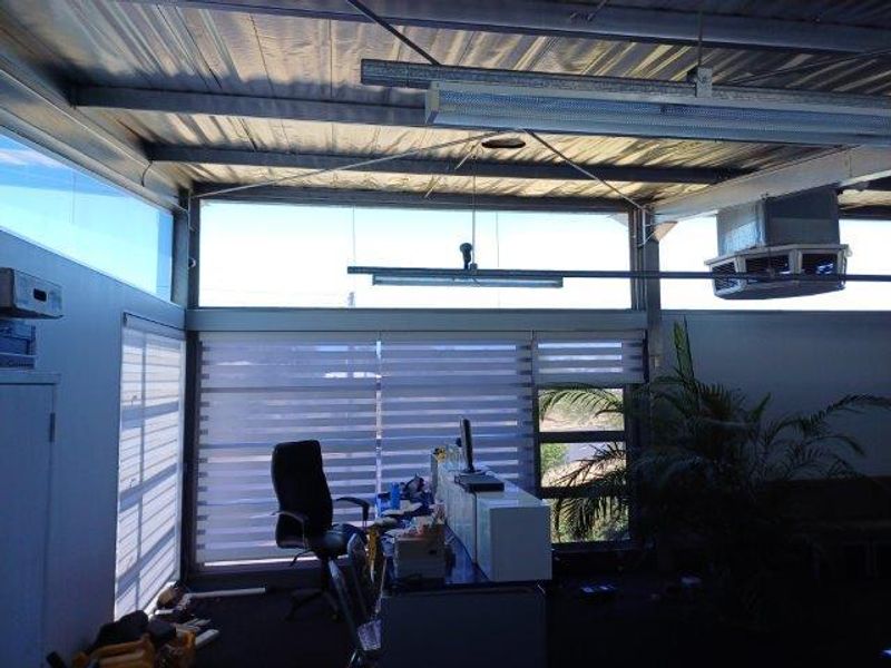 LARGE OPEN OFFICE AND RETAIL SPACE - TO LET - Photo 8