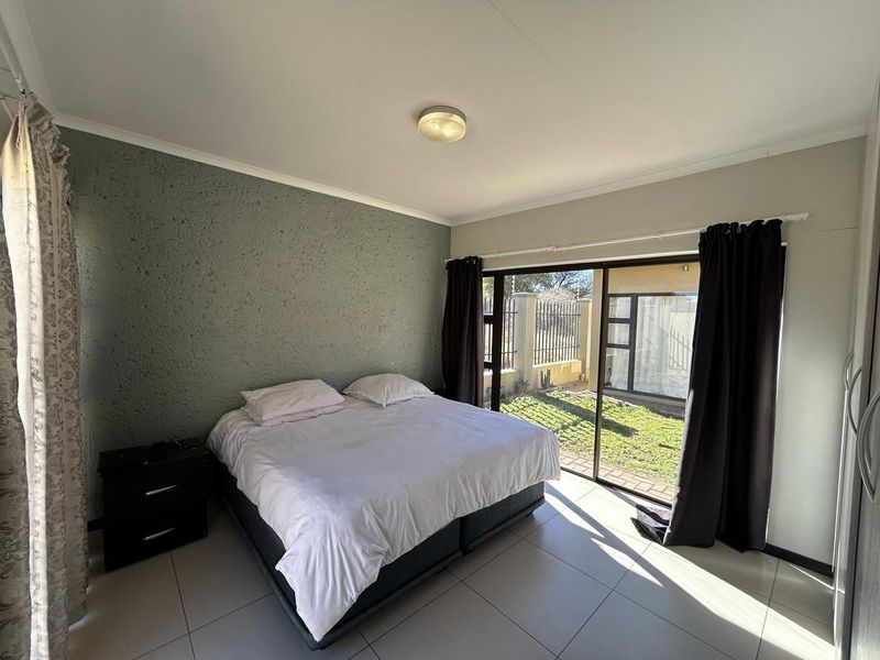 Discover this inviting 3-bedroom unit nestled in a secure gated community, offering comfort and space in a prime locatio - Photo 6