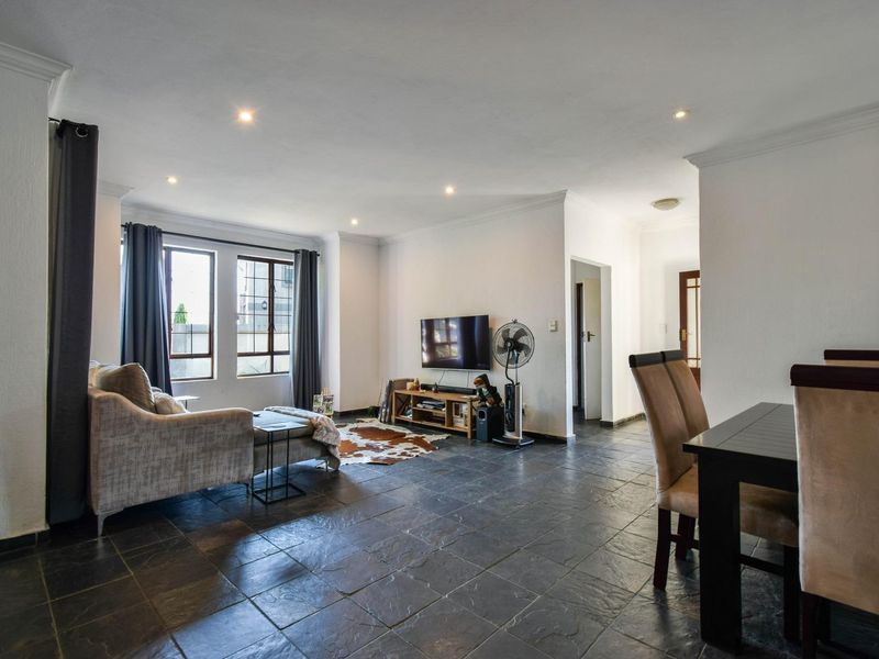 Immaculate Full-Title home in secuirity estate – Equestria - Photo 7