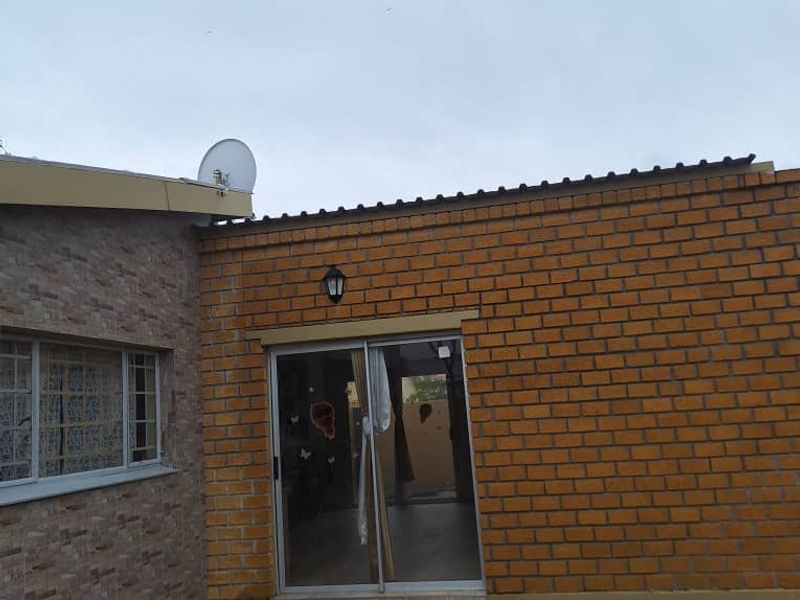 Ongwediva - Safe and Secure Family House with Flat For Sale - Photo 2