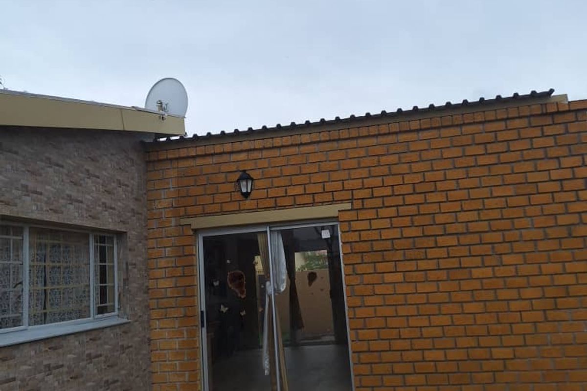 Ongwediva - Safe and Secure Family House with Flat For Sale - Photo 2