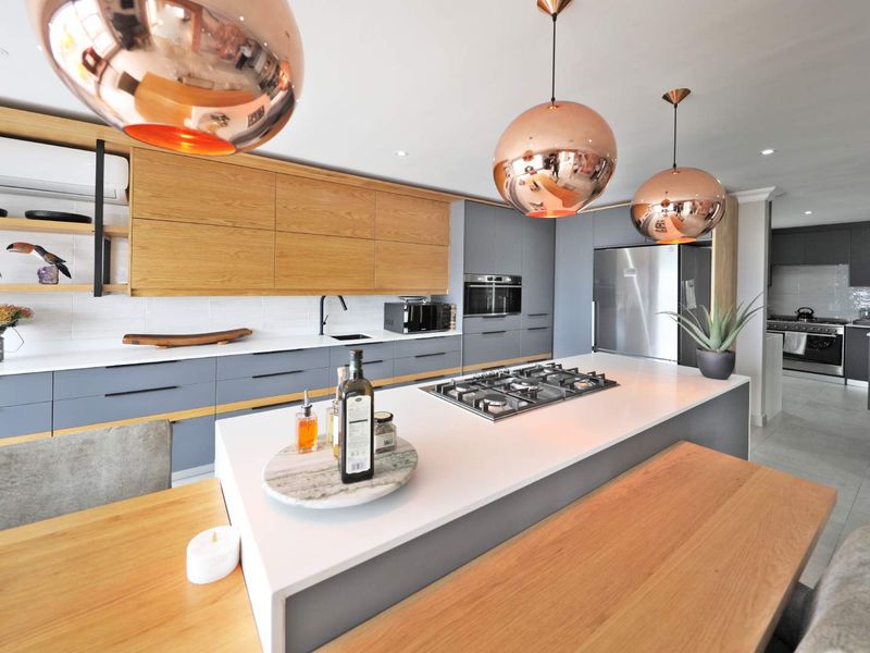 FOUR STOREY, DRAMATIC SCALE AND VOLUME RESIDENCE IN PLATTEKLOOF. - Photo 9