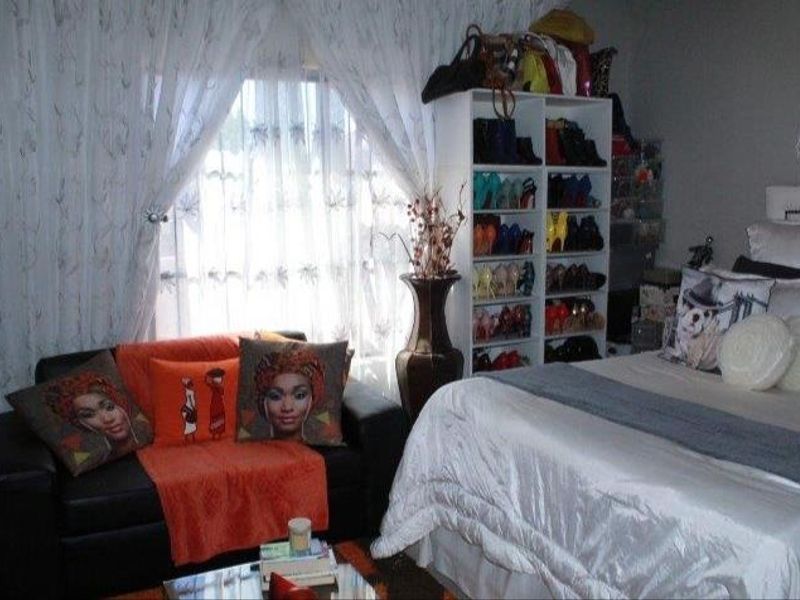 Endless Possibilities: 3-Bed Home & 7 Rental Units! - Photo 7