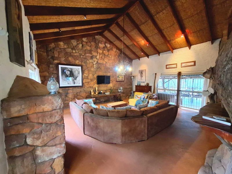 Dual-Living: Spacious 5-Bedroom House with Pool and Privacy - Photo 6