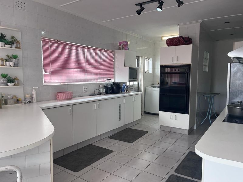 Your Charming, Pet-Friendly Retreat - Photo 3