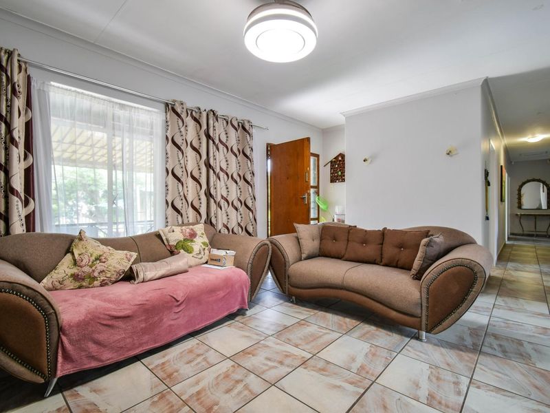 Family home with Borehole, Solar system and Flat on a large stand – Magalieskruin - Photo 5