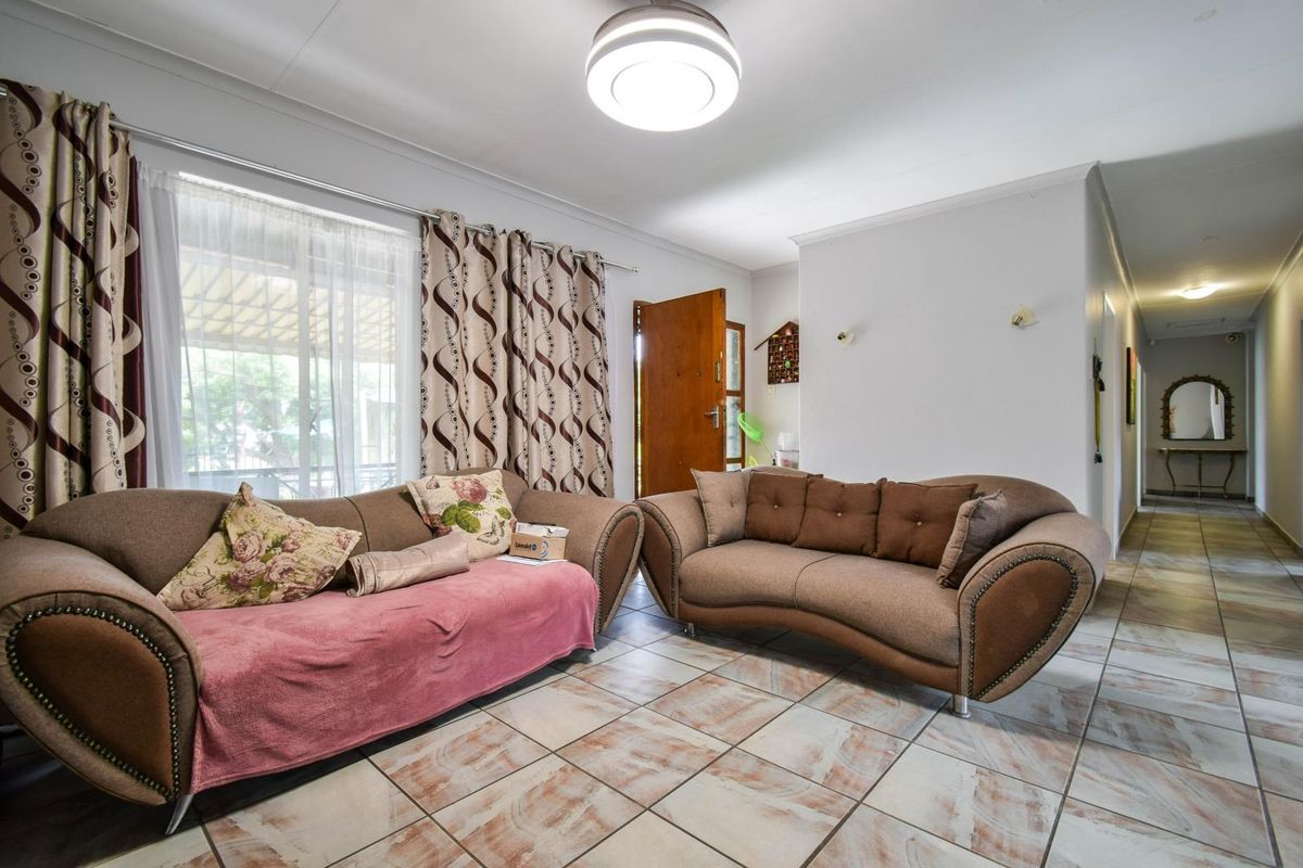 Family home with Borehole, Solar system and Flat on a large stand – Magalieskruin - Photo 5