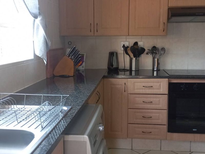 3 bedroom townhouse in sought after complex - Photo 7