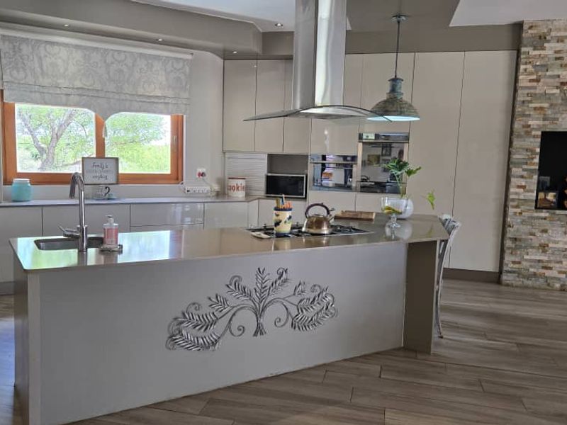 All On One Level Family Home With Lovely Views, Safe And Secure. - Photo 3