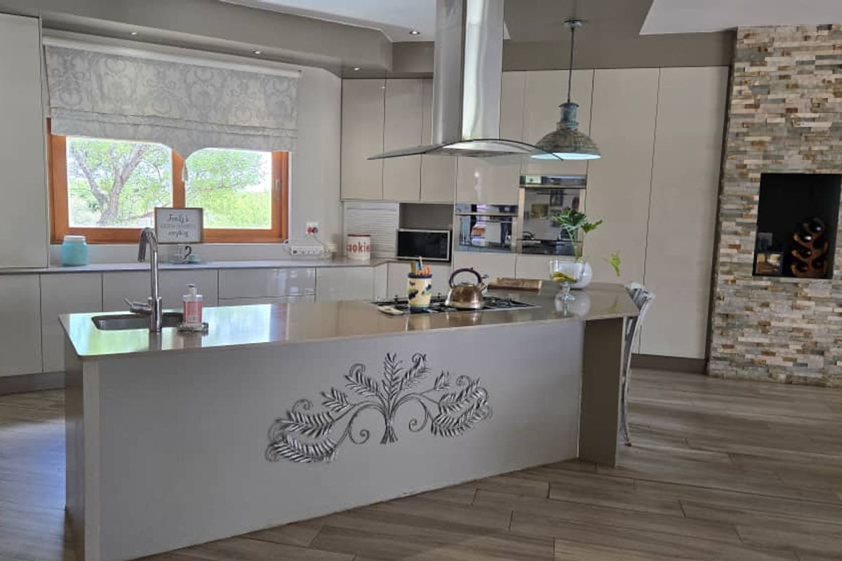 All On One Level Family Home With Lovely Views, Safe And Secure. - Photo 3