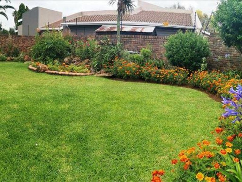 Low maintenance facebrick home in soon to be enclosed area - Photo 4