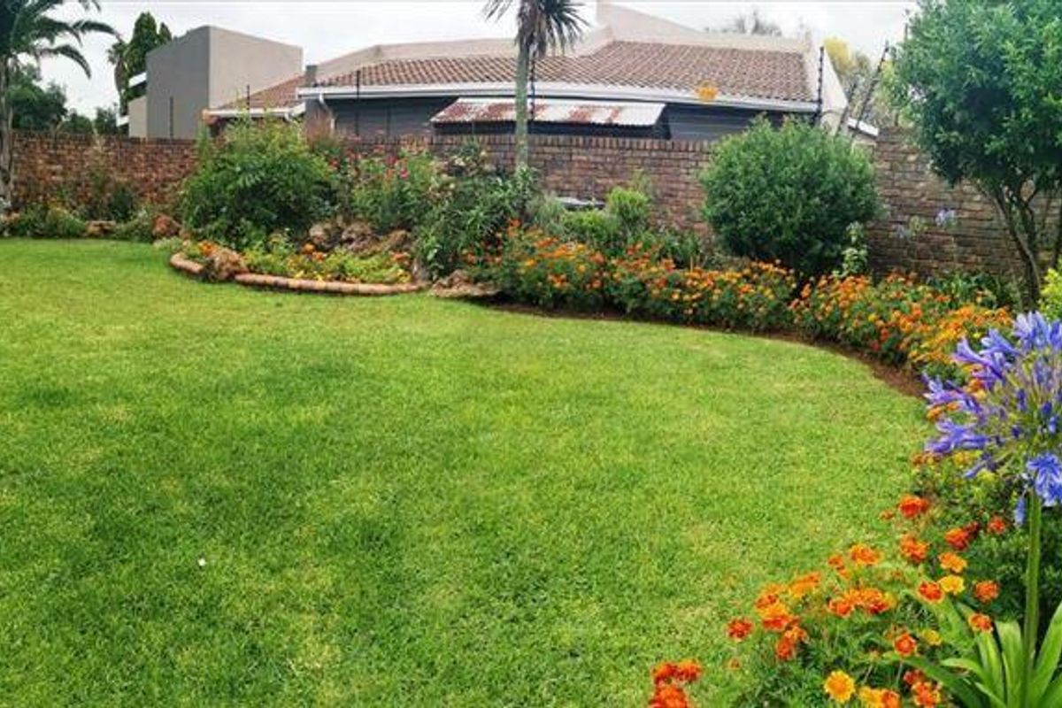 Low maintenance facebrick home in soon to be enclosed area - Photo 4