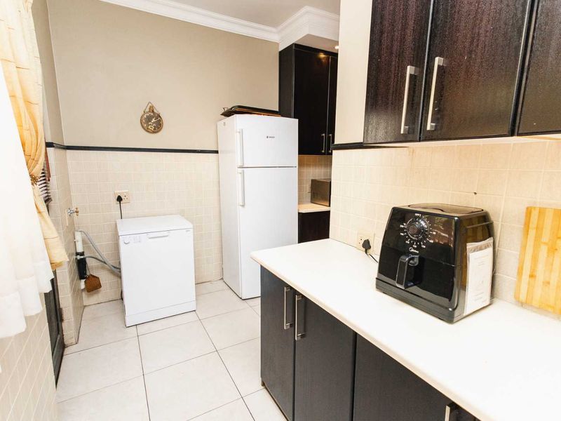 Beautiful upmarket home in exclusive retirement village in the North - Photo 9