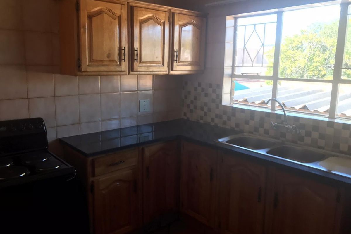 Neat 2 bedroom first floor townhouse - Photo 3