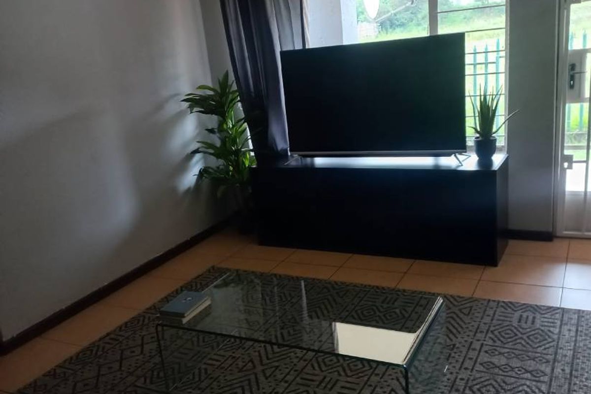 3 bedroom 2 bathroom apartment - Photo 4