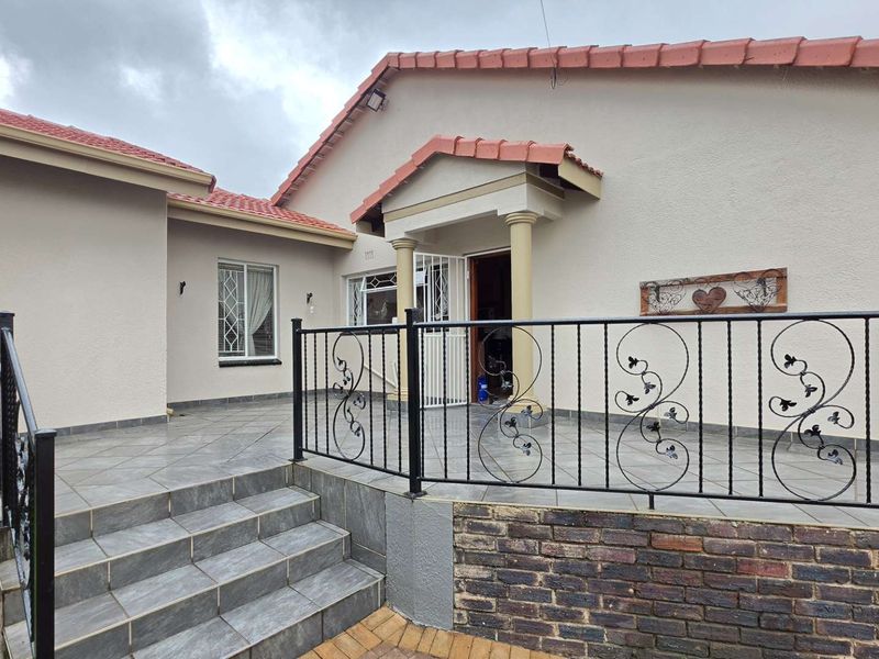 3 Bedroom House for Sale in South Crest - Photo 4