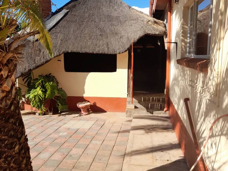 Huge house in Otjiwarongo - Photo 2