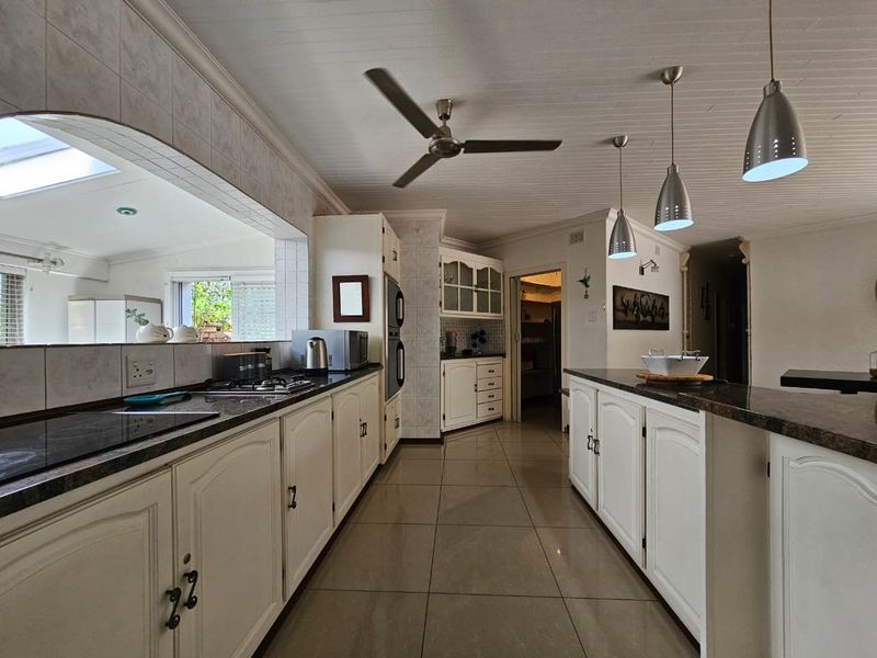 Elegant 5-Bedroom Family Home with Modern Comfort & Entertaining Spaces - Photo 3