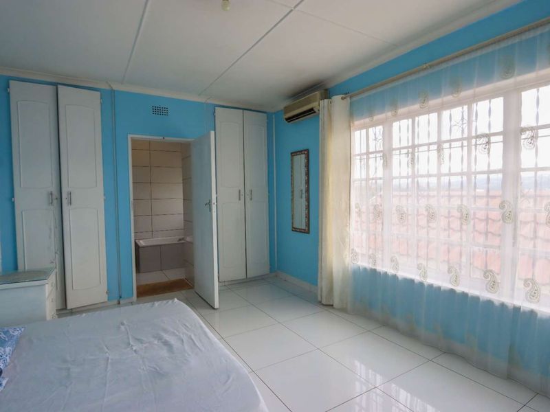 Spacious 3-Bedroom Family Home with Three Outbuildings - Photo 10