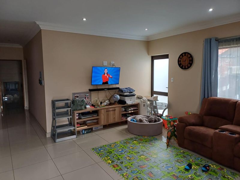 Flexible Layout Home Ideal for Airbnb or Large Families - Photo 4