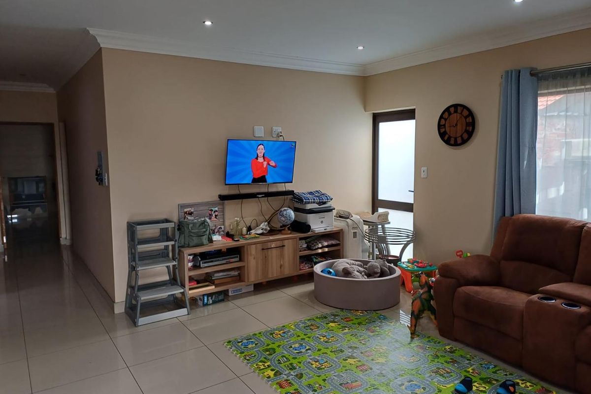 Flexible Layout Home Ideal for Airbnb or Large Families - Photo 4