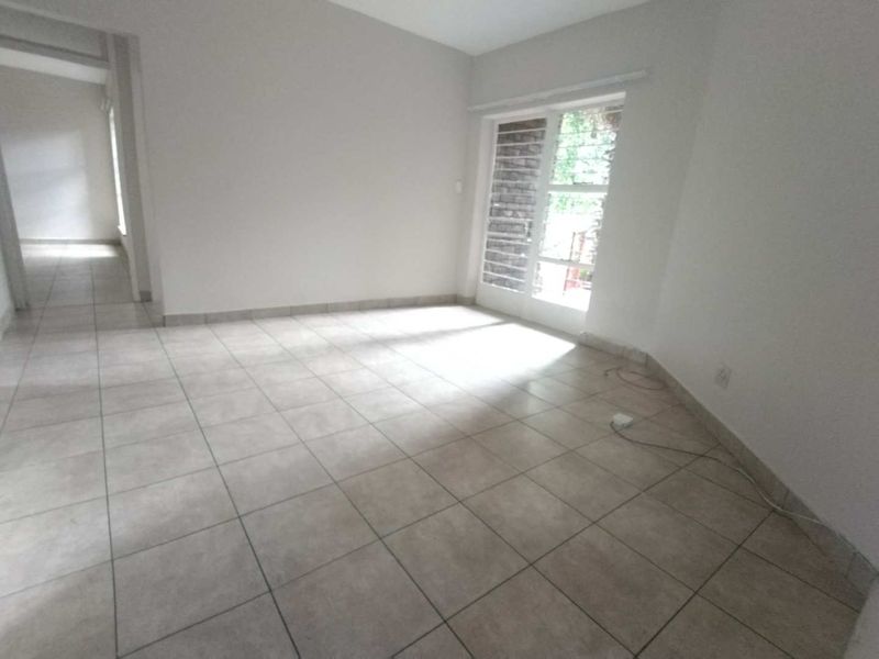 Spacious 3 Bedroom Apartment For Sale in a Prime Location - Photo 4