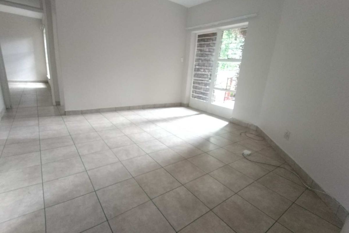 Spacious 3 Bedroom Apartment For Sale in a Prime Location - Photo 4