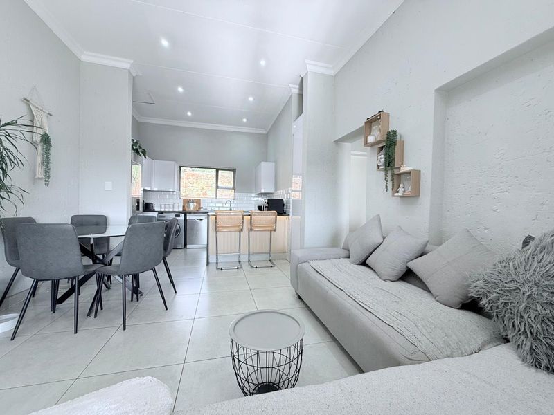 Golf Course Views & Modern Comfort: 2-Bed Glenvista Gem - Photo 4