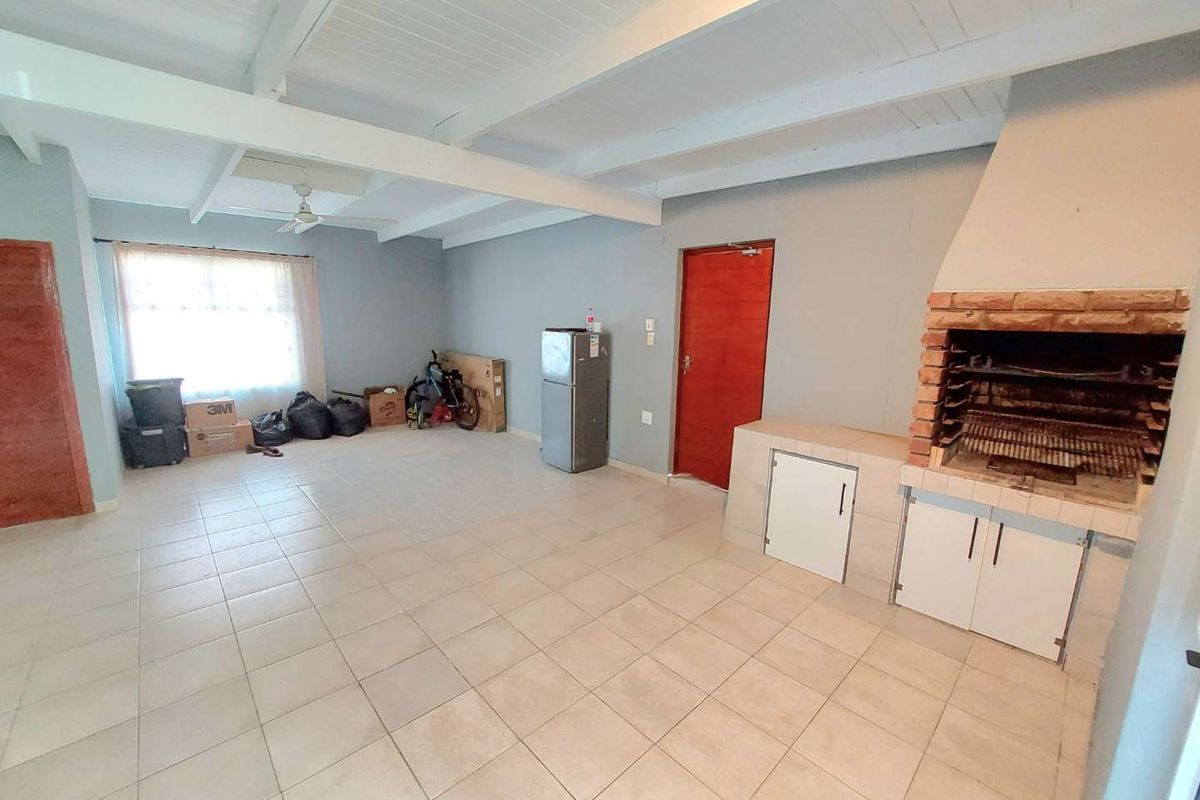 4 Bedroom Coastal Gem - Photo 4