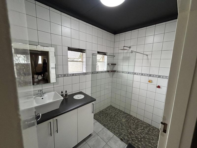 Welcome to a spacious and well-maintained property in Windhoek West - Photo 10