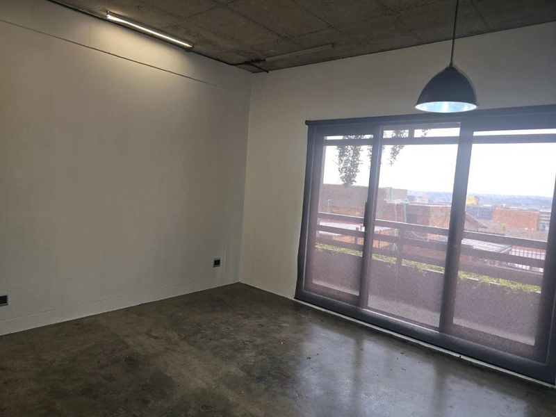 Chic Bachelor Apartment in Vibrant New Doornfontein - Photo 7