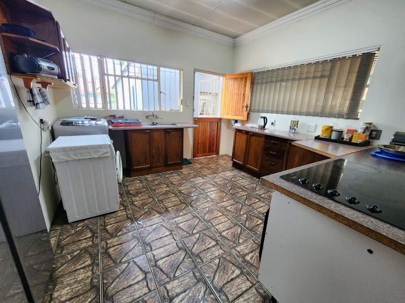 Dual-Living Delight: Large Family Home with Self-Contained Flat - Photo 6