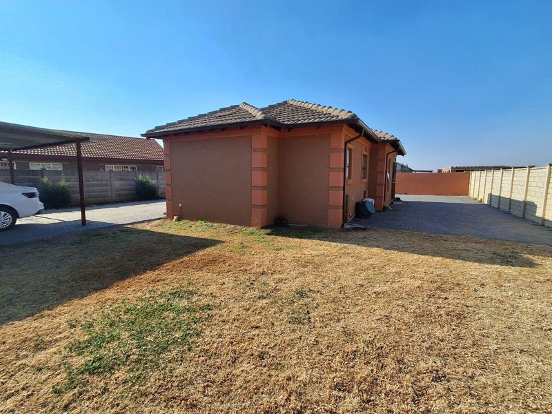 Modern 3-Bedroom Home with Double Garage, Open-Plan Living & Excellent Security - Photo 7