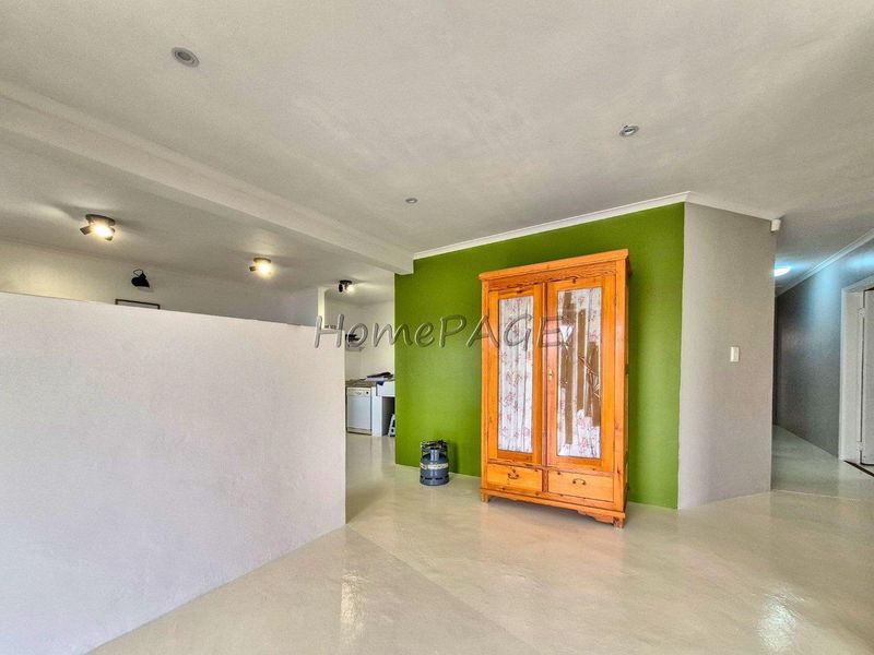 Meersig, Walvis Bay:  Spacious 3 Bedr Home with 1 Bedr Flat is for sale - Photo 6