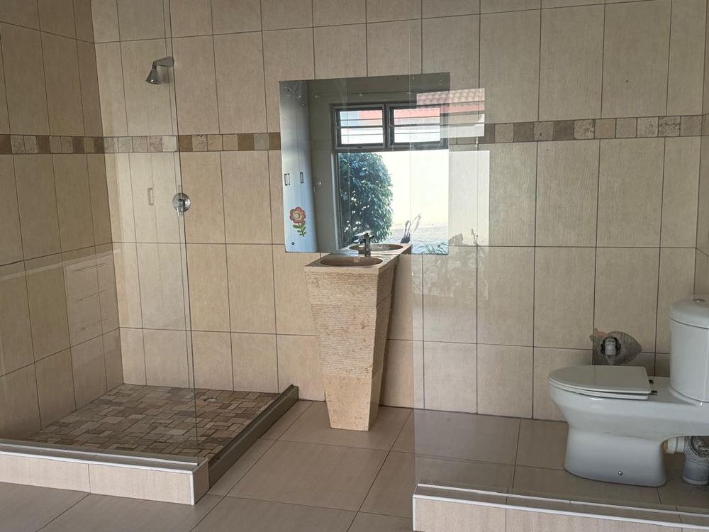 Bedroom 2 en-suit bathroom 