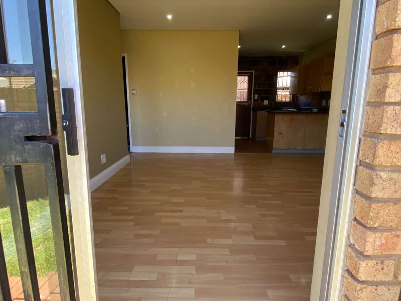 2 Bedroom Townhouse in Highveld. - Photo 10