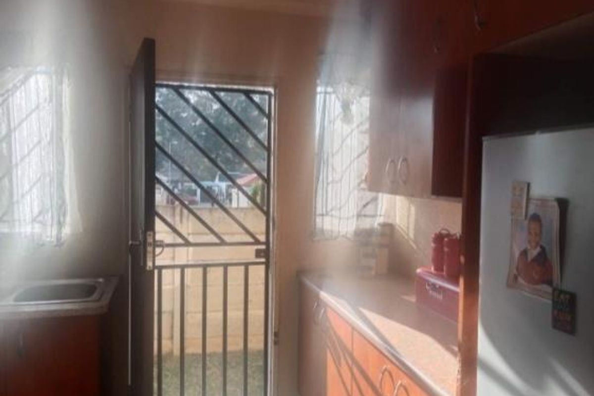 3 Bedroom, 2 Bathroom Simplex To Let - Photo 3
