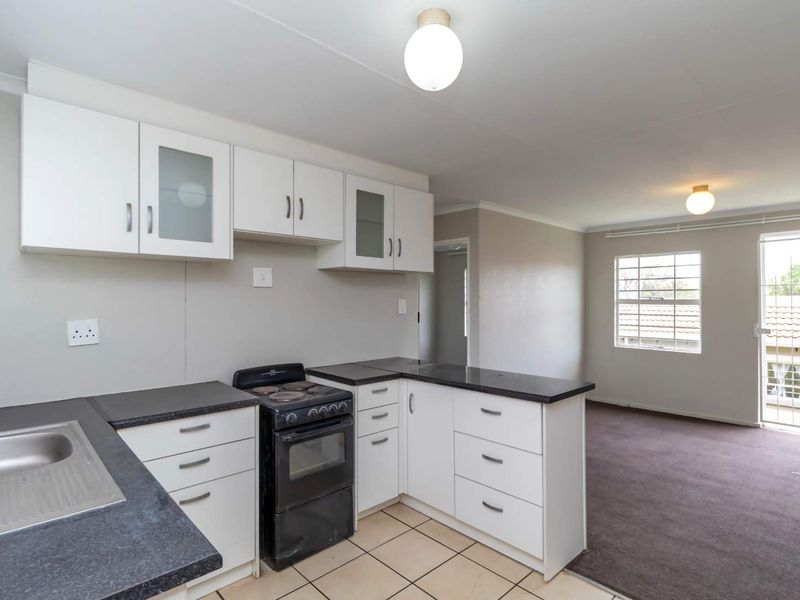 LOVELY THREE BEDROOM TOWNHOUSE - Photo 6