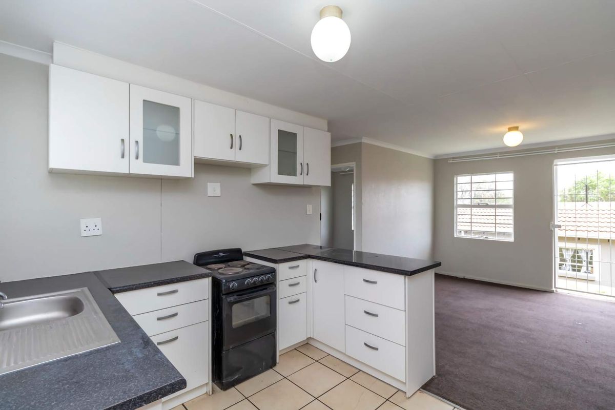 LOVELY THREE BEDROOM TOWNHOUSE - Photo 5