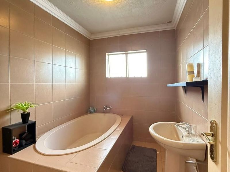 Stunning Standalone four-bedroom house for sale in Cimbebasia - Photo 10