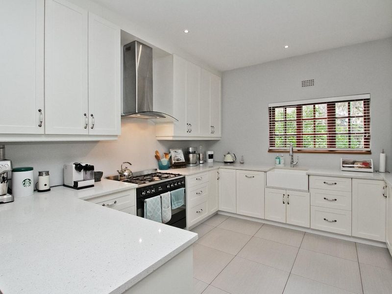 Palatial Home in Beautiful Secure Hurlingham Manor - Photo 4