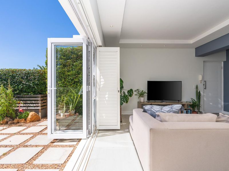 Beautifully Renovated 1-Bedroom with 45m2 Private Garden in Vredehoek - Photo 2