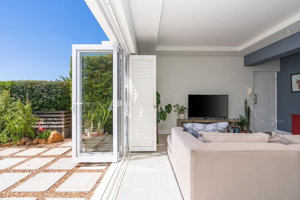 Beautifully Renovated 1-Bedroom with 45m2 Private Garden in Vredehoek - Photo 2