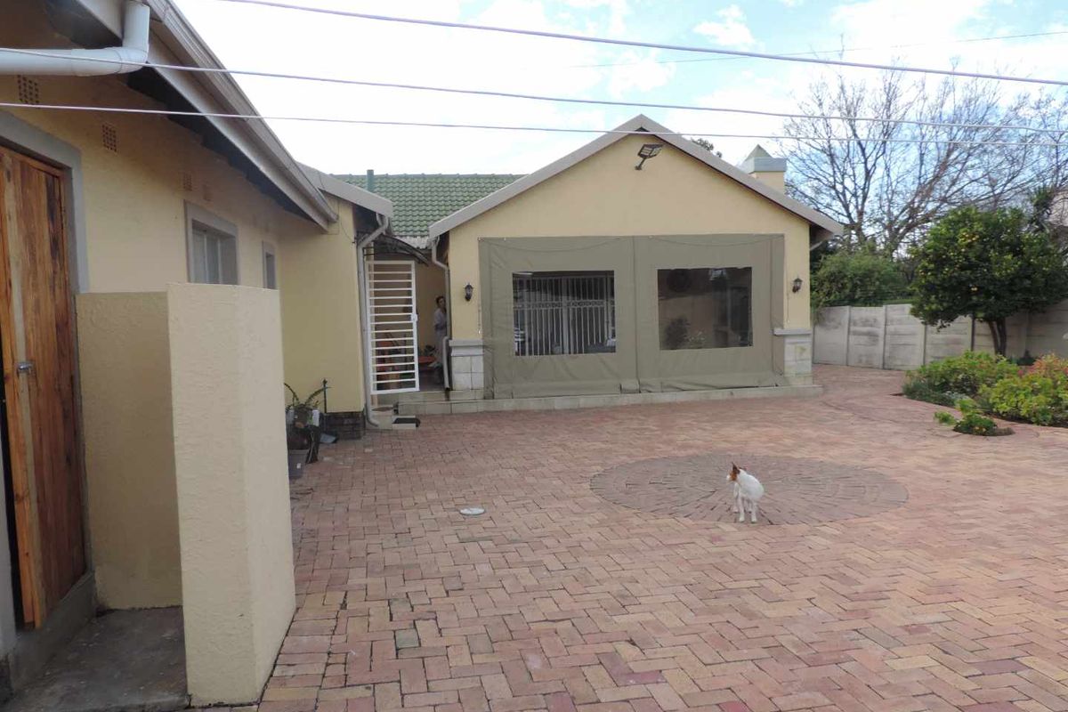 Immaculate home in the heart of Brackenhurst - Photo 5